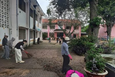 THAM GIA LAO ĐỘNG, DỌN DẸP VỆ SINH KHUÔN VIÊN NHÀ TRƯỜNG