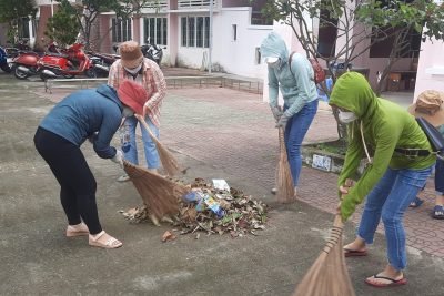 Tổng dọn vệ sinh toàn trường đầu năm học.