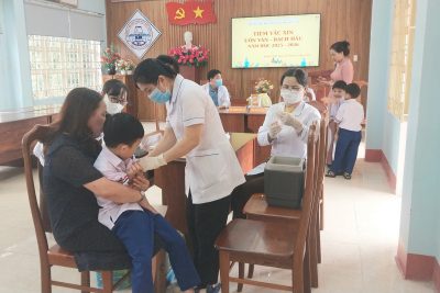 TRIỂN KHAI TIÊM VẮC XIN UỐNG VÁN  – BẠCH HẦU CHO HỌC SINH