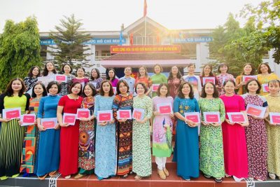 Lễ kết nạp Đội viên cho các em học sinh khối lớp 3,  phát thưởng cho giáo viên và học sinh.