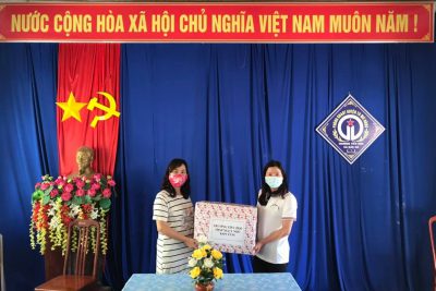 Tặng quà Tết cho trường vùng sâu vùng xa