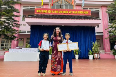 PHÁT THƯỞNG CHO NHỮNG HỌC SINH CÓ THÀNH TÍCH XUẤT SẮC TẠI CÁC SÂN CHƠI