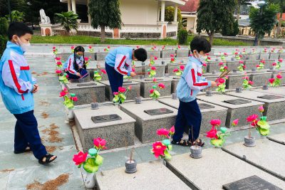 Tổ chức lễ dâng hương và đặt vòng hoa tưởng niệm